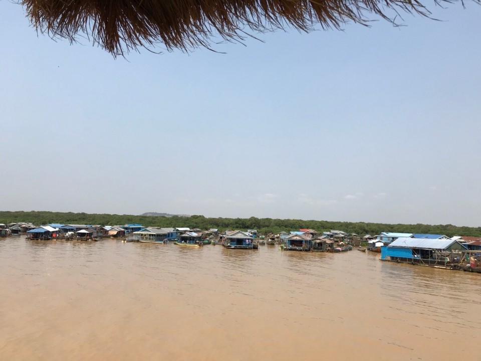 Kambodscha - Siem Reap - Am letzten Tag haben wir die Floating Ville besichtigt, um das Leben der Kambodschaner etwas näher kennenzulernen.

Die Bewohner leben auf dem Wasser, ohne Strom und ohne jeglichen Komfort! Gemäss
unserem Tourguide, müssten die Menschen hier keine Steuern bezahlen, es seien demnach sehr arme Leute, die hier leben. 