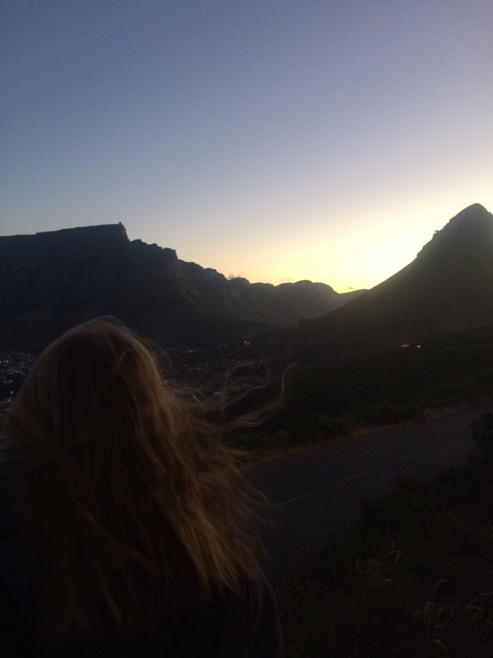 Südafrika - Muizenberg - Links: Tafelberg
Rechts: Lion's Head
