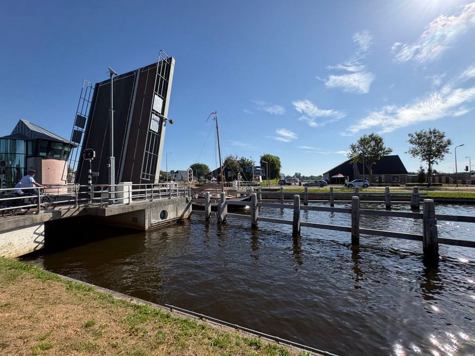 Niederlande - Giethoorn - Tolle Zugbrücken überall, denn diese lästigen Straßen mussten ja ständig über die wichtigen Wasserwege geführt werden