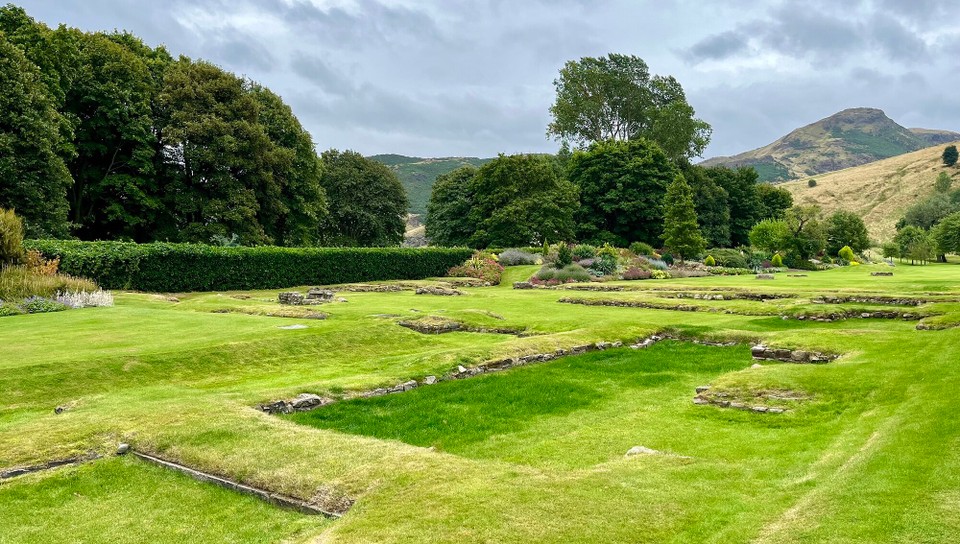 Royaume-Uni - Edinburgh - Couvrant environ 10 acres (= 40’468,6 mètres carrés), les jardins royaux, méticuleusement entretenus, offrent une échappée tranquille loin de l’agitation de la ville. 