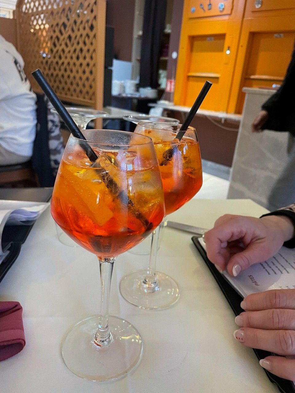 Luxemburg - Alzingen - Eine davon haben wir ausgewählt (ganz nah am Campingplatz) und starteten mit einem kleinen Aperölchen.
Prost