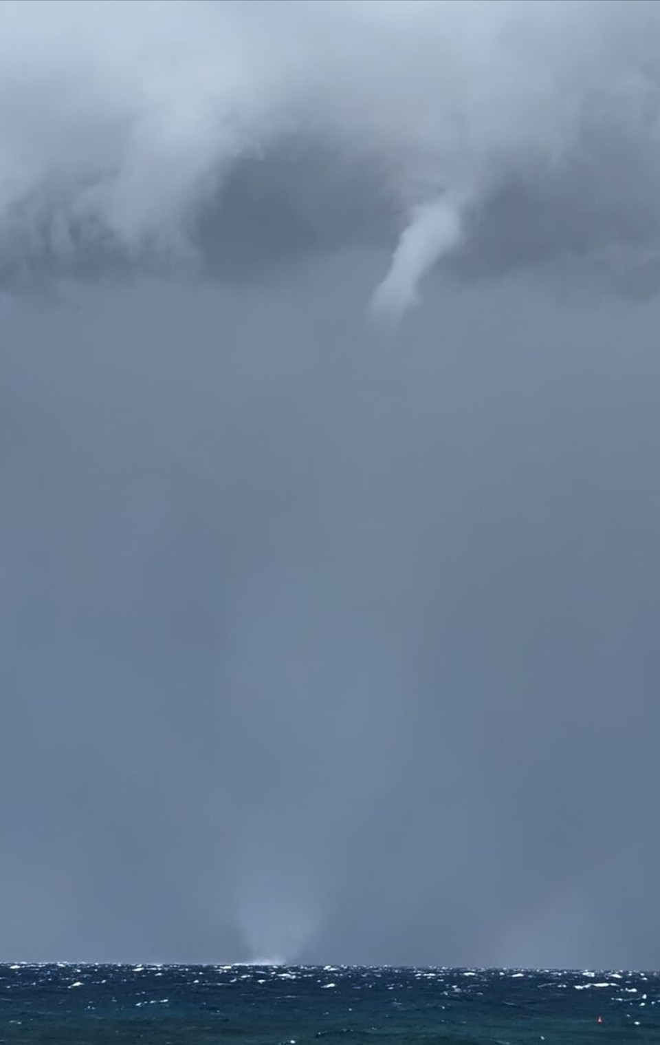 Italien - Marciana - …..links die Windhose. Schade, dass man hier keine Videosequenzen einstellen kann, im Film kann man gut sehen, wie sich die Wasseroberfläche verwirbelt und wie sich der Wolkenschlauch dreht, aus dem der Tornado entspringt. 