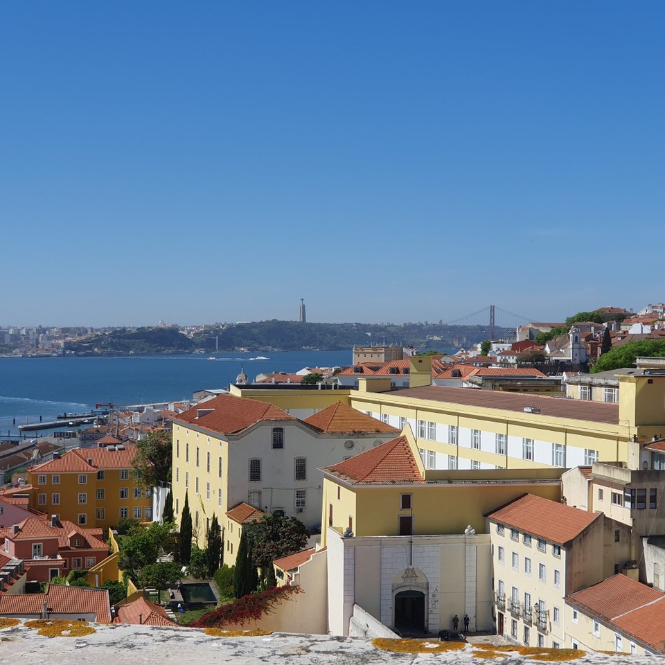 Portugal - Lissabon - Im Hintergrund ist die Ponte 25 de Abril (deutsch Brücke des 25. April), ein 3,2 Kilometer langer Brückenzug mit einer 2278 Meter langen Hängebrücke über den Tejo zu erkennen. Sie ist weltweit die drittlängste Hängebrücke.