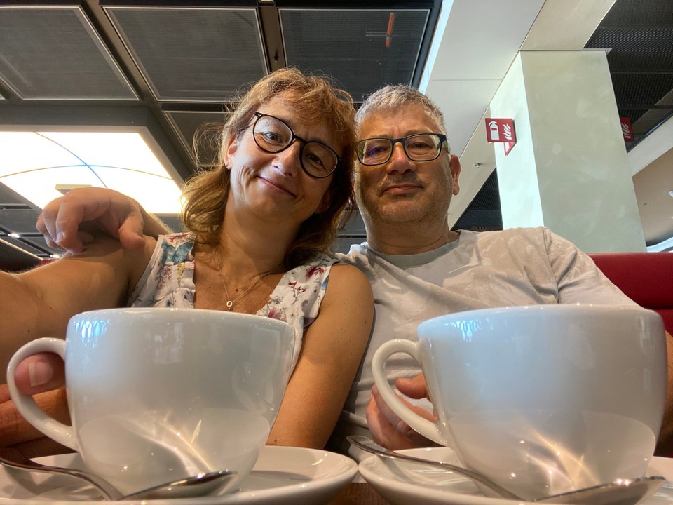 Deutschland - Mittenwalde - Noch ein Kaffee nach der langen Wartezeit bei der Sicherheitsüberprüfung