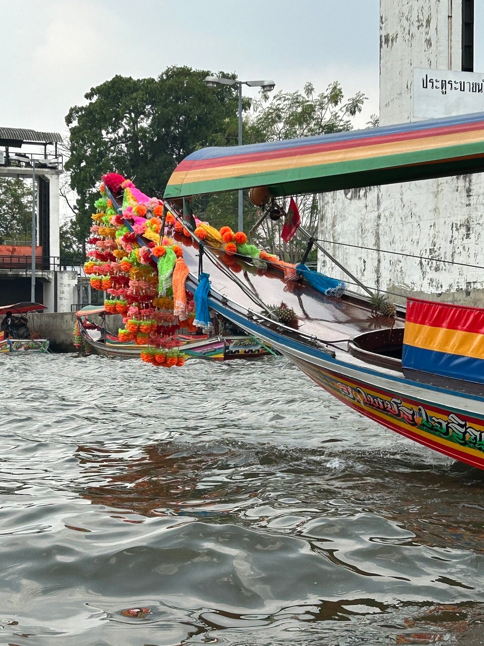 Thailand - Bangkok - NEU: Wir haben eine 2,5 stündige Bootstour gebucht. Mit einem Guide der uns ein wenig über die Geschichte der Stadt erzählt hat. Anfänglich super Wetter. Nachher regnete es