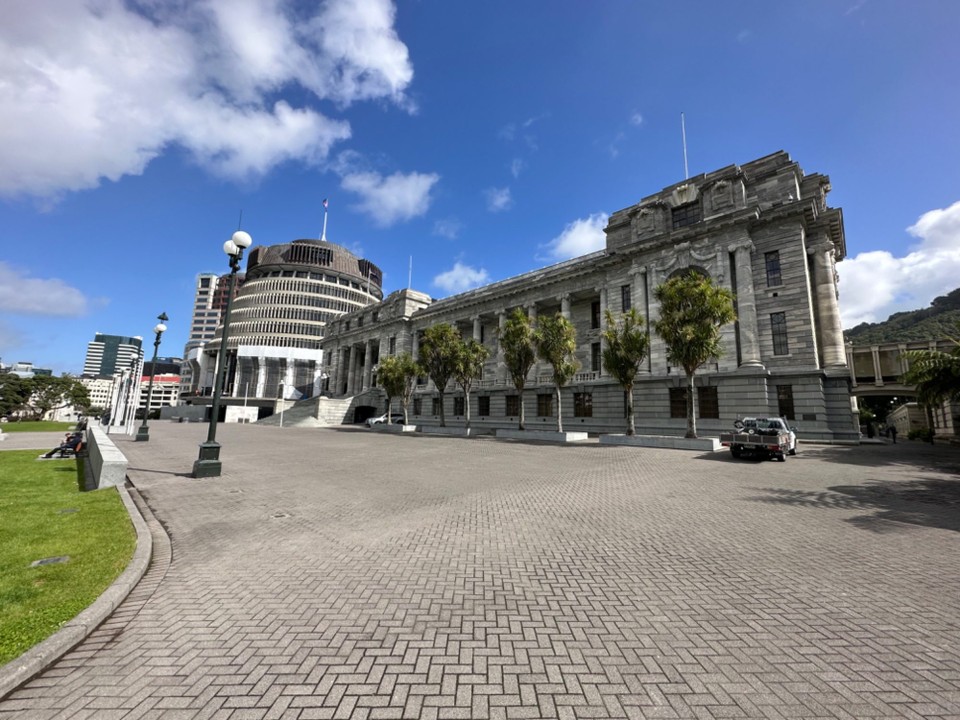 Neuseeland - Nelson - Per Roller ins Parlament. Die älteste andauernde Demokratie der Welt mit dem ältesten Wahlrecht für Frauen(seit 1893, da gab es die Schweiz glaube ich noch gar nicht) Alles ist sehr streng, Scanner wie am Flughafen keine Handys und ich bekomme einen Anschiss als ich beim rausgehen ein Foto mache.