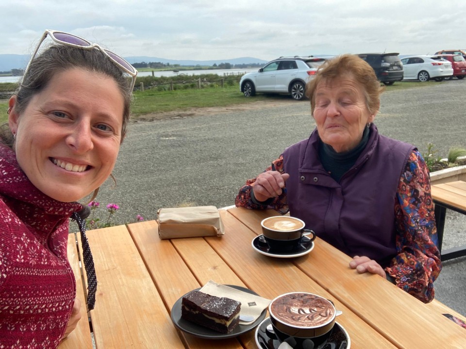 Neuseeland - Riverton/Aparima - Erstmal fahr ich mit Gemma in die „Stadt“ und nach einigen Besorgungen genießen wir ein Stück Kuchen und eine heiße Schokolade/ Kaffee 😊
