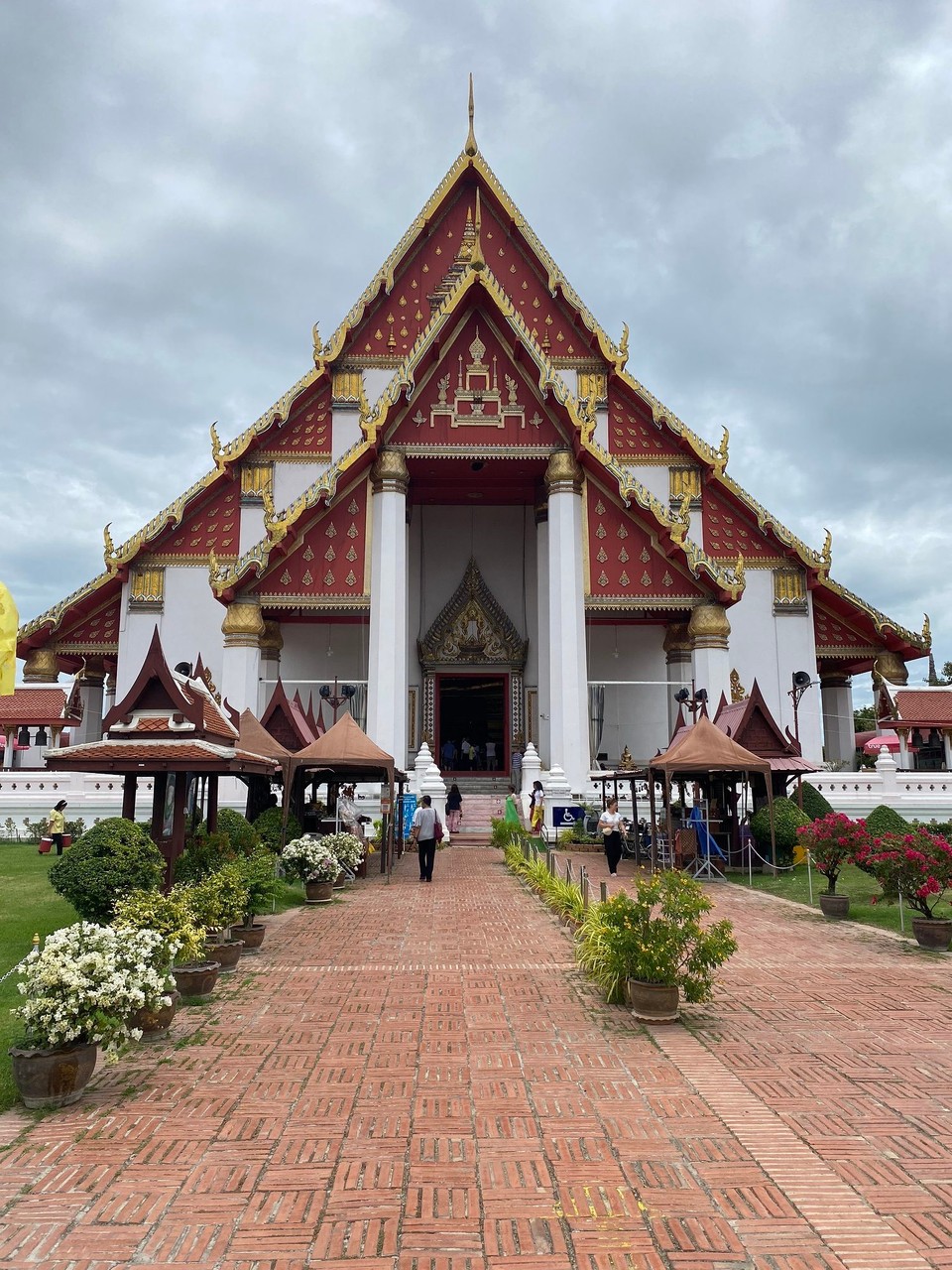 Thailand - Ayutthaya - Im Innenraum des Viharn Phra Mongkol Bohpit befindet sich mit 12,50 m eine der größten Buddha-Statuen aus Bronze Thailands. Die genaue Entstehungszeit des Tempels mitsamt der Figur ist nicht überliefert, es wird vermutet, dass die Erbauung während des 15. Jahrhunderts erfolgte.