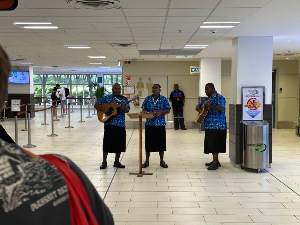 Fidschi - Nadi - Nette Begrüßung am Flughafen, die MIS-Fiji haben extra für mich gespielt.
Dann Digicel Datenkarte gekauft 