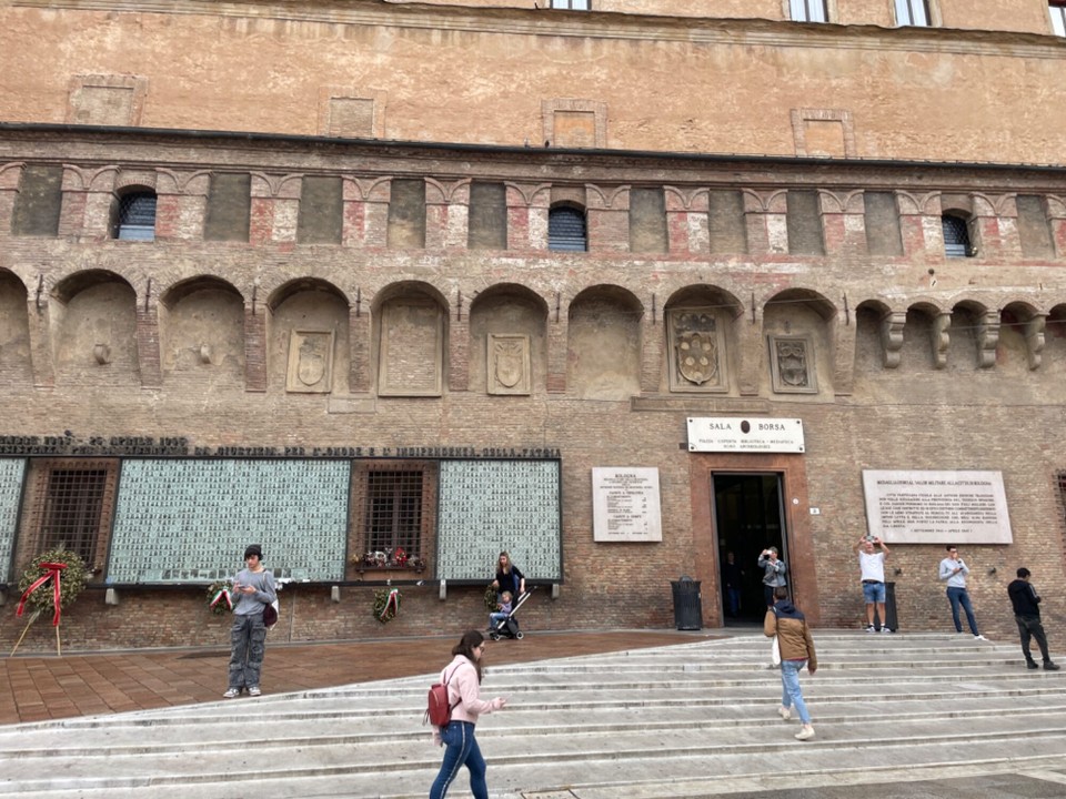 Italien - Bologna - Unscheinbarer Eingang der Börse / Bibliothek 
