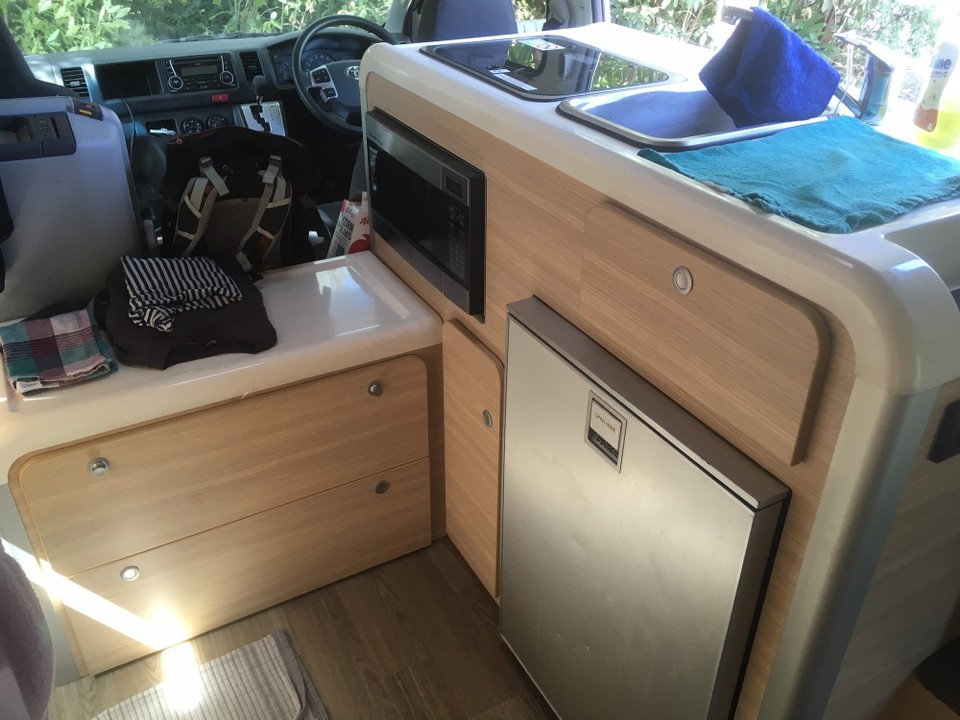 Neuseeland - Harewood - Die Küchenzeile. Der 110 l Kühlschrank ist sehr praktisch und wirklich genug gross. Die Mikrowelle haben wir als Stauraum gebraucht.