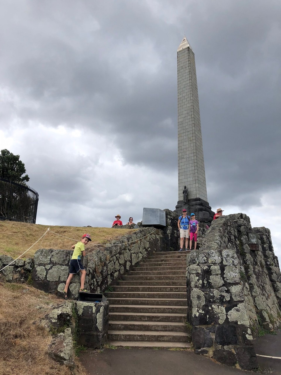 Neuseeland - One Tree Hill - Auf dem One Tree Hill. Früher gab es genau einen Baum auf dem Hügel, der eine Befestigung der Māori war. Im 19. Jahrhundert wurde der Baum durch die Engländer gefällt und durch einen neuen ersetzt. 
Aus Protest dagegen wurde der Baum im 2000 durch Maori zerstört.