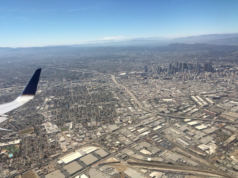  - Vereinigte Staaten, La Cañada Flintridge - Da ist Down-Town (also da wo die hohen Häuser sind) und alles was ihr sonst noch so seht ist, das ist Los Angeles - sooo groß