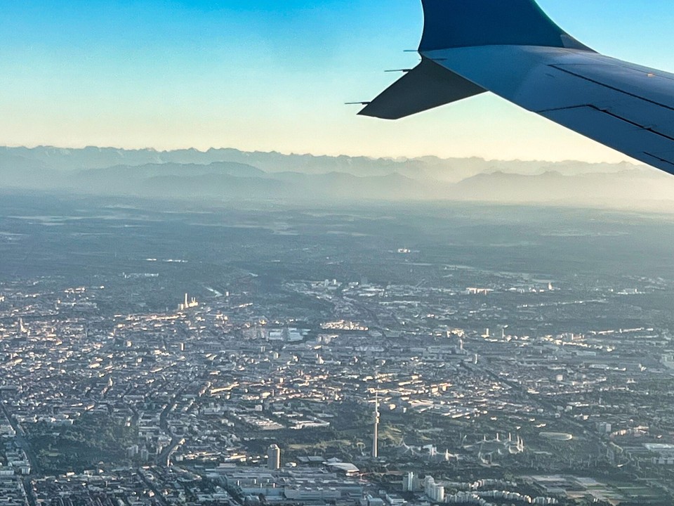 Deutschland - Oberding - Zum Abschluss gab es noch als Zugabe einen tollen Blick auf München, den Fernsehturm und das Olympiapark Gelände.
Nur selten fliegt das Flugzeug so nahe an München vorbei, meist sieht man die Stadt nicht.