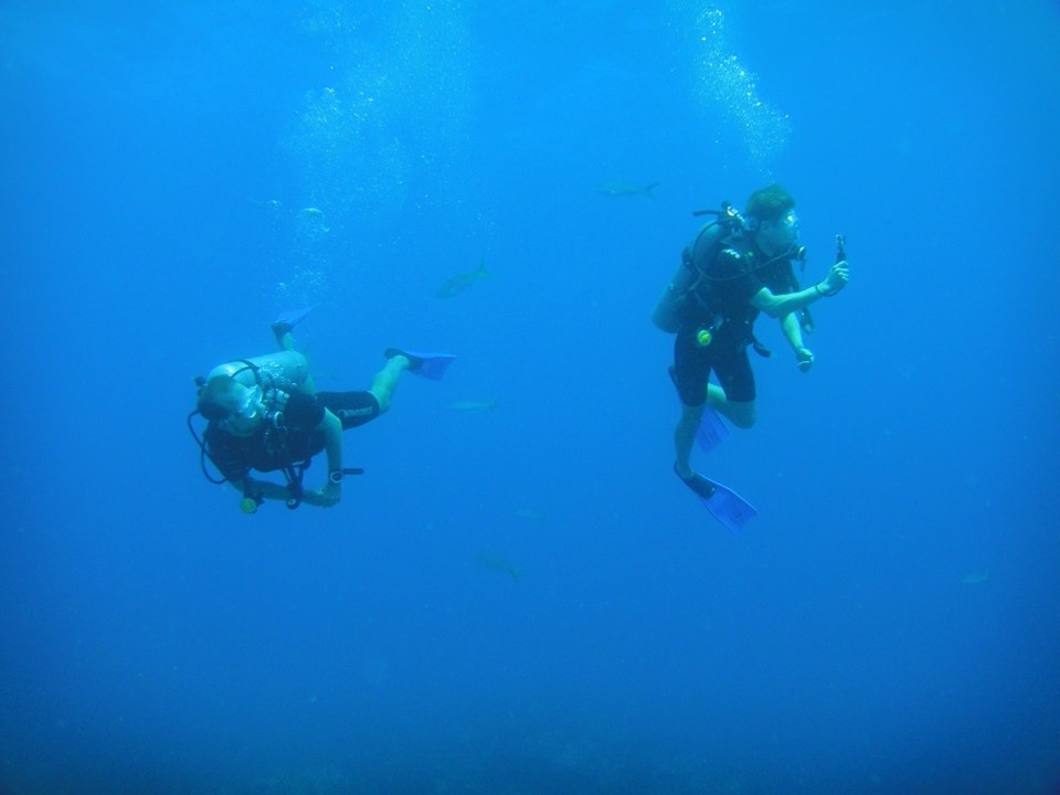 Belize - Caye Caulker - Christian und Geri während dem Tauchen - Geri wie gewohnt mit der GoPro 