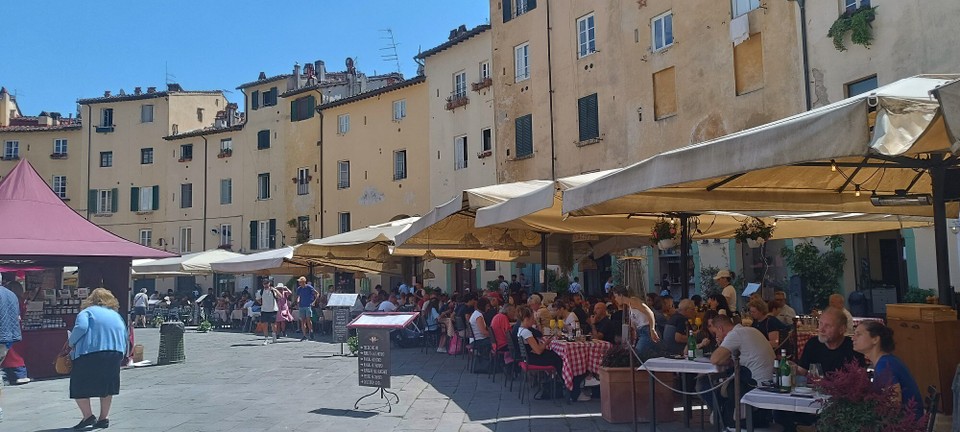 Italien - Lucca - Markttag im Amphitheater.