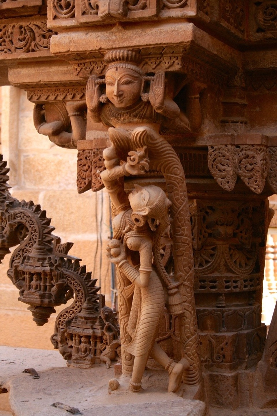 Jaisalmer - Jaisalmer - uncountable stone works at the temple 