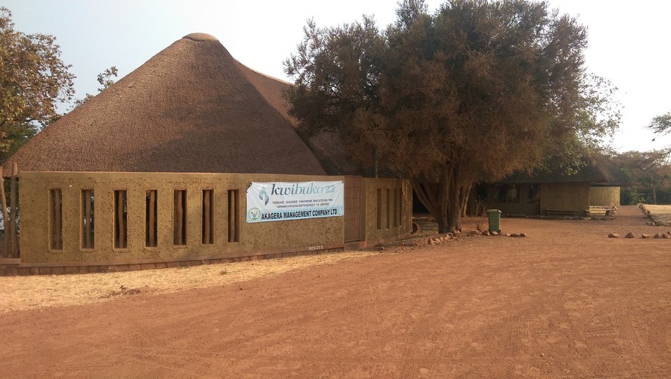 Ruanda - Akagera Village - Welcome!
Erstmal auf die Toilette. Bis jetzt bin ich von signifikanten Magenproblemen verschont worden. Dennoch ist mein Magen ein wenig in Bewegung. 