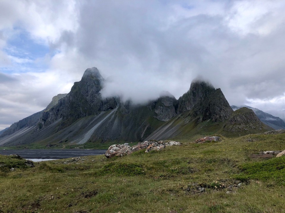 Island - Sveitarfélagið Hornafjörður - Endlich habe ich eine gute Distanz zum fotografieren erreicht... Das ist nun mal das „komplette“ Eystrahorn...