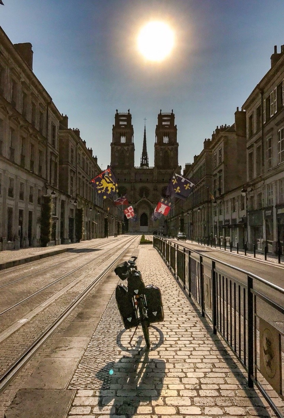 France - Étampes - An einem Sonntag Morgen lässt sich Orléans sehr gut fotografieren, weil es stillhält und nicht dauernd mit seinen Bewohnern runzappelt.