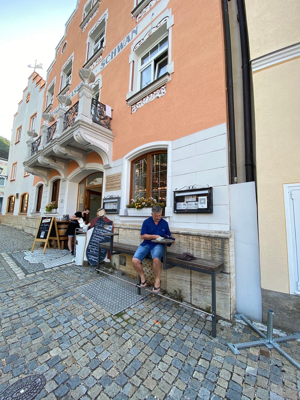 Deutschland - Riedenburg - Warten auf den Tisch