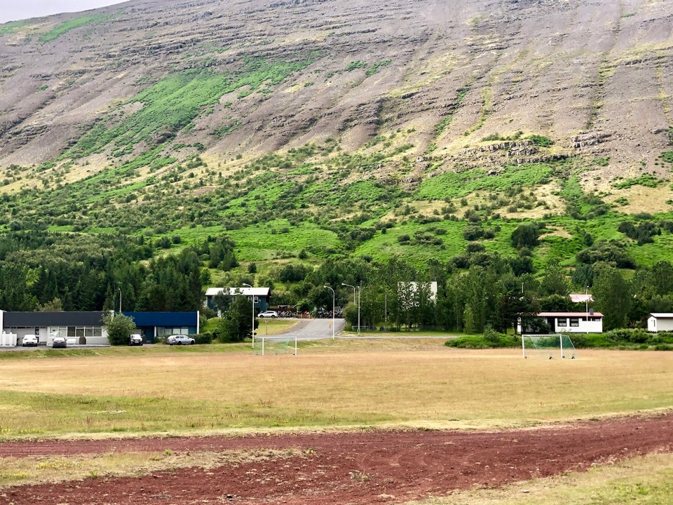 Island - Þingeyri - Und da starten gerade die Fahrradfahrer. Die scheinen eine grosse Tour zu fahren. Ein richtig grosses Starterfeld mit Begleitfahrzeugen und allem drum herum... Fast wie bei der Tour de France... Dementsprechend laut und hektisch war es gerade auch um den Startplatz herum... Krass 😮😬