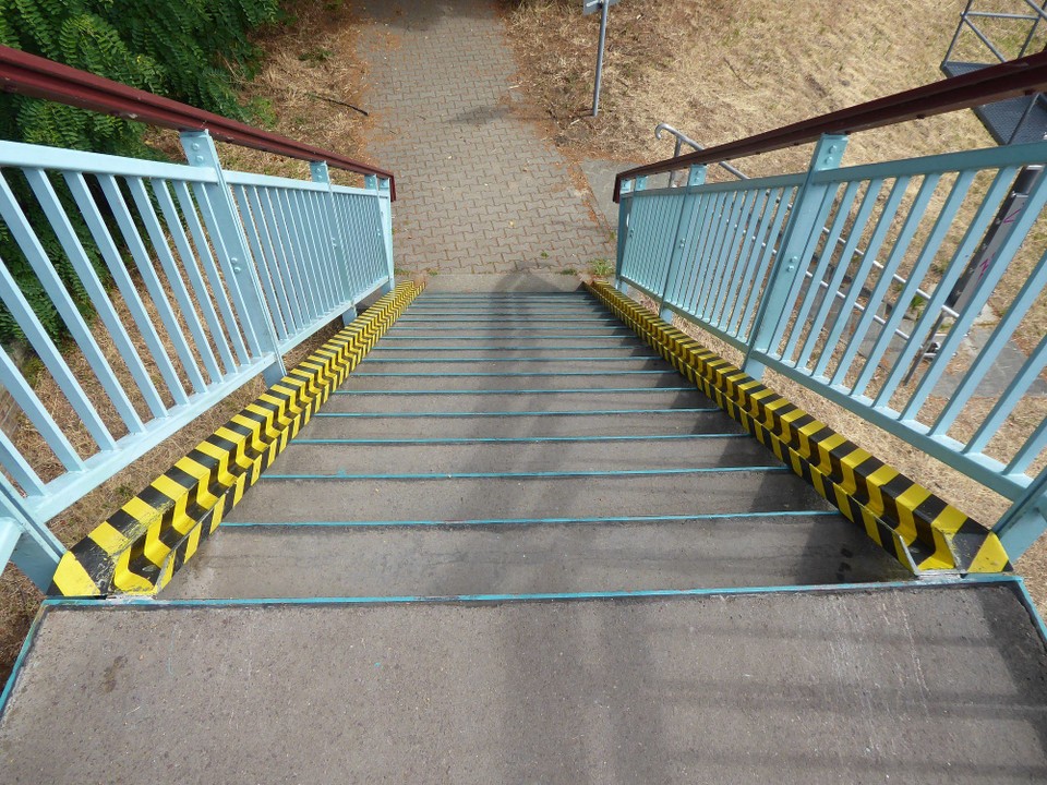 Deutschland - Magdeburg - Als wir wenig später diese steile Treppe erst rauf, dann runter mussten, kam ich etwas ins Überlegen. Heute war Stefan dabei und hat geholfen. Aber was, wenn er nicht da ist?Alleine wäre mir wohl nichts anderes übrig geblieben, als das Gepäck komplett vom Rad zu nehmen.