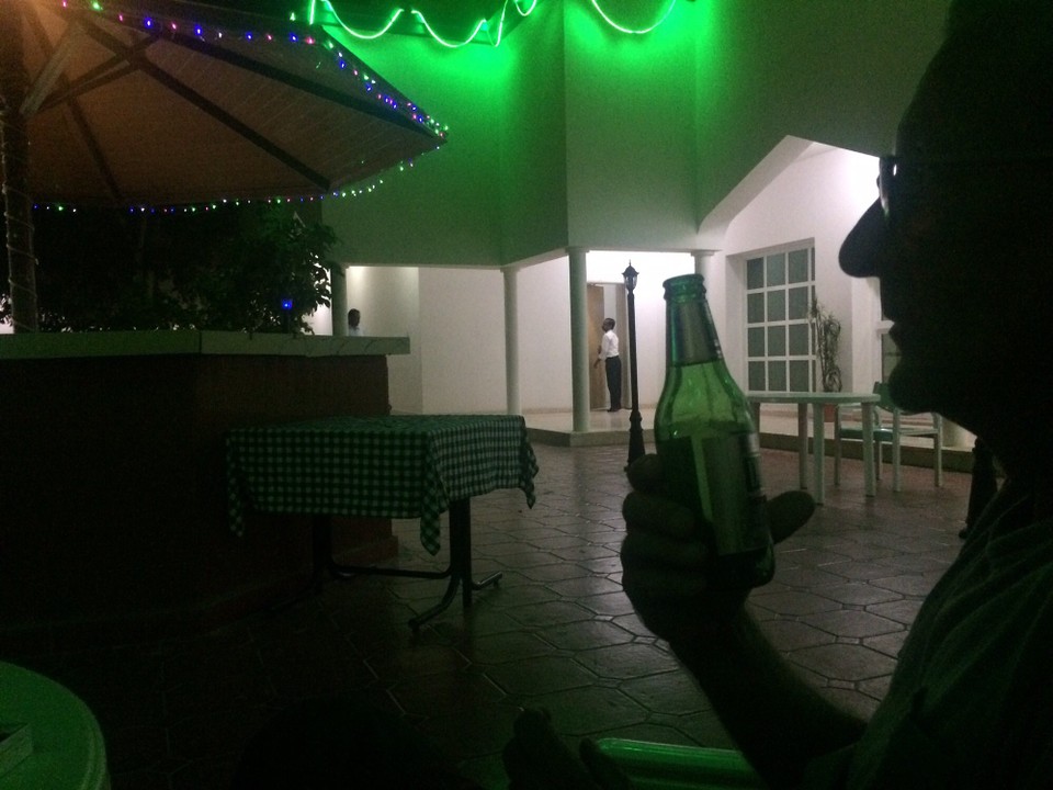 Oman -  - Wir haben uns im einzigen Hotel mit ‚licensed bar‘ eingemietet - zum Abschied endlich mal wieder ein Bier. Es stellt sich raus, dass das die omanische Variante eines Nachtklubs ist, Alkohol ist hier was ziemlich anrüchiges...