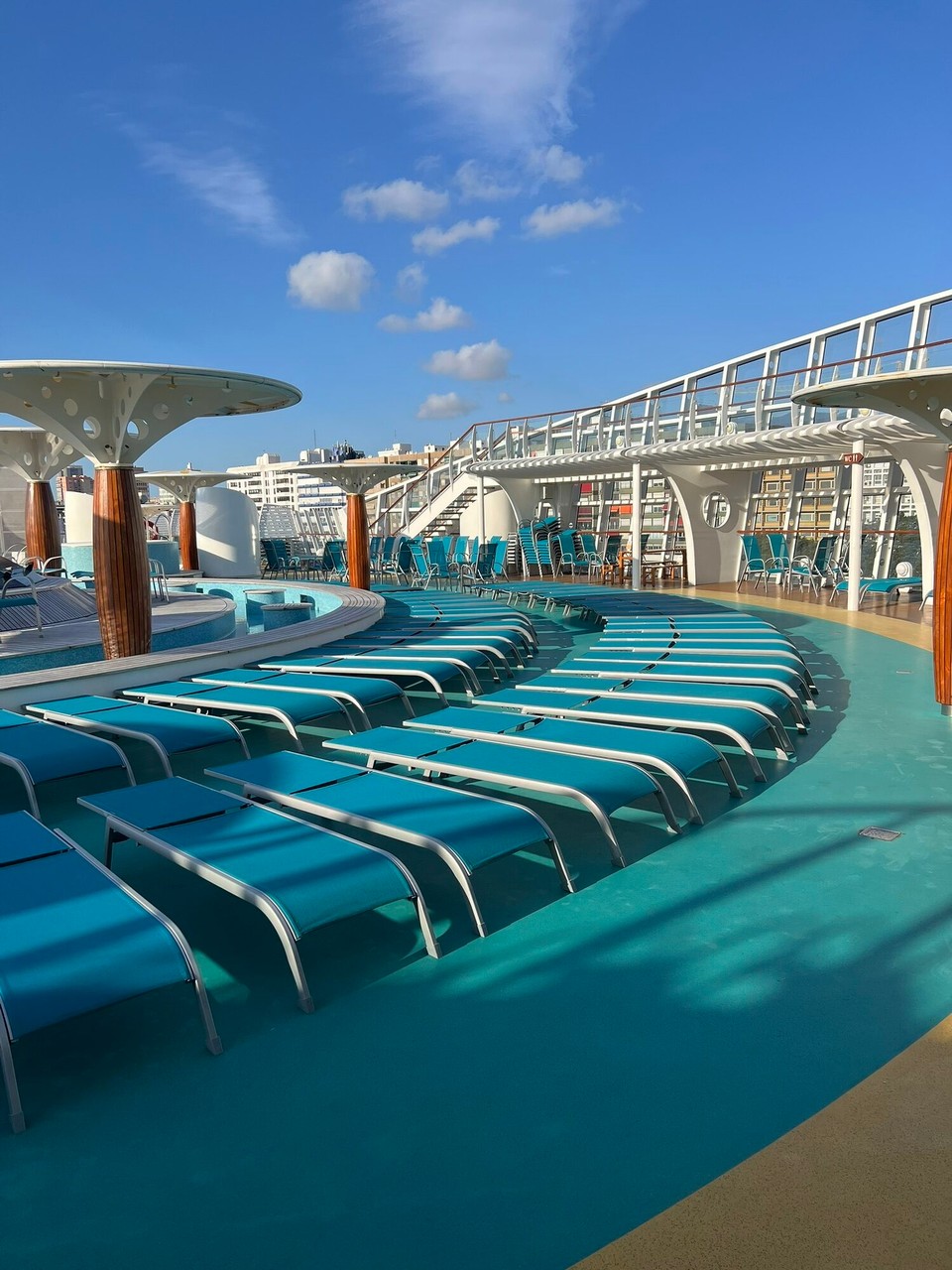 Spanien - Santa Cruz de Tenerife - Leeres Pooldeck heute 