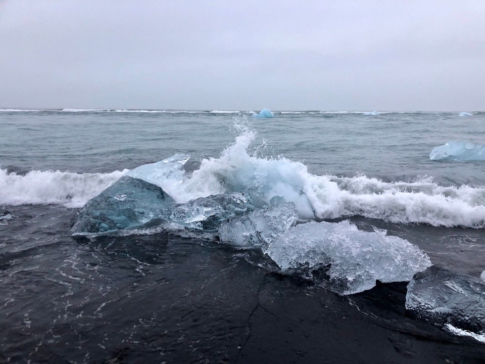 Island - Sveitarfélagið Hornafjörður - Hier mal der Versuch, die Kraft der Wellen im Bild festzuhalten.