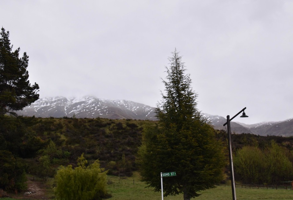 Neuseeland - Queenstown - Wir kamen immer höher ins Gebirge und man konnte die schneebedeckten Gipfel erkennen.