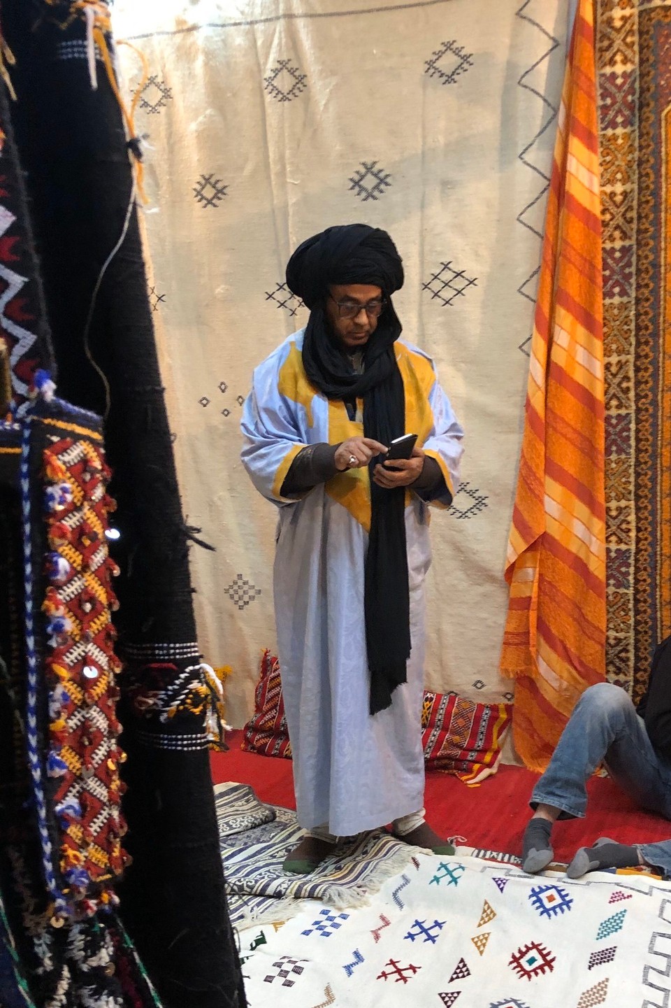 Marokko - Ouarzazate - Tolle Teppiche und ein begnadeter und charismatischer Verkäufer inkl. beeindruckendem Kopfschmuck.