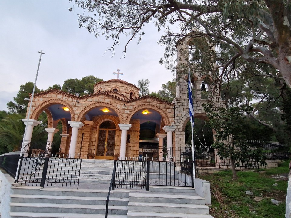 Griechenland - Loutropoli Methanon - Kapelle in der Hafeneinfahrt