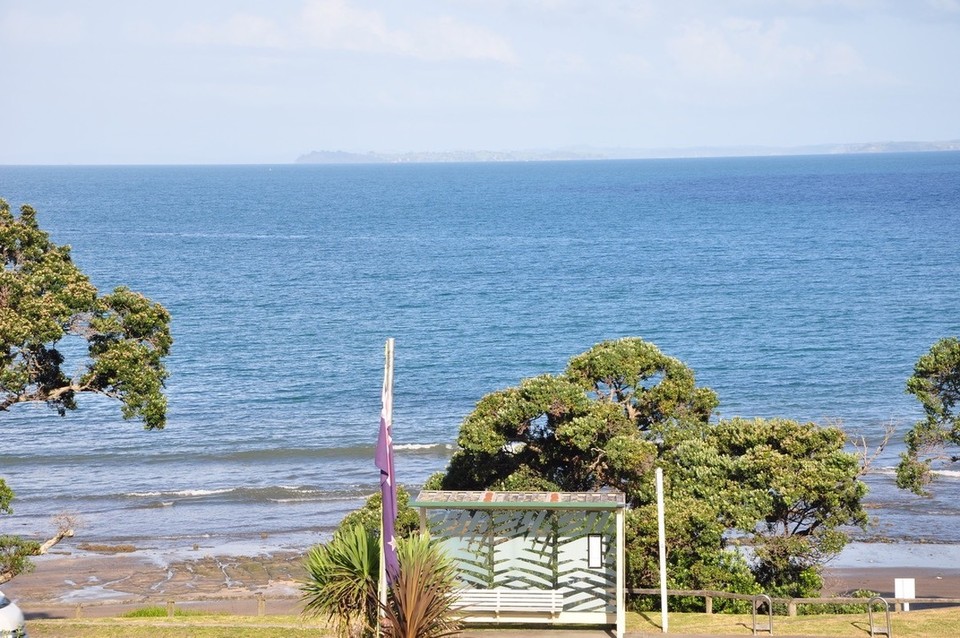 Neuseeland - Whangaparaoa - Blick vom Hotel auf den Little Manly Beach
