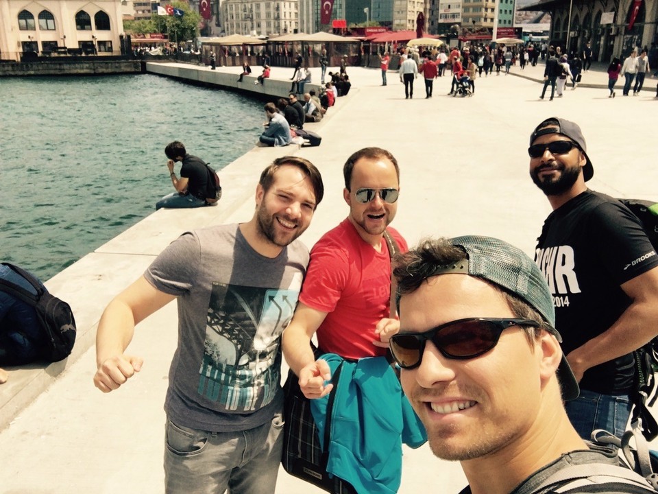 Türkei - Istanbul - ... Laubi: statt -25 Grad, chillen wir bei 20 Grad und Sonne satt im schönen Istanbul. Beeindruckende Stadt! Wenn ihr Flüge bucht, dann immer über PEGASUS! ;) 
