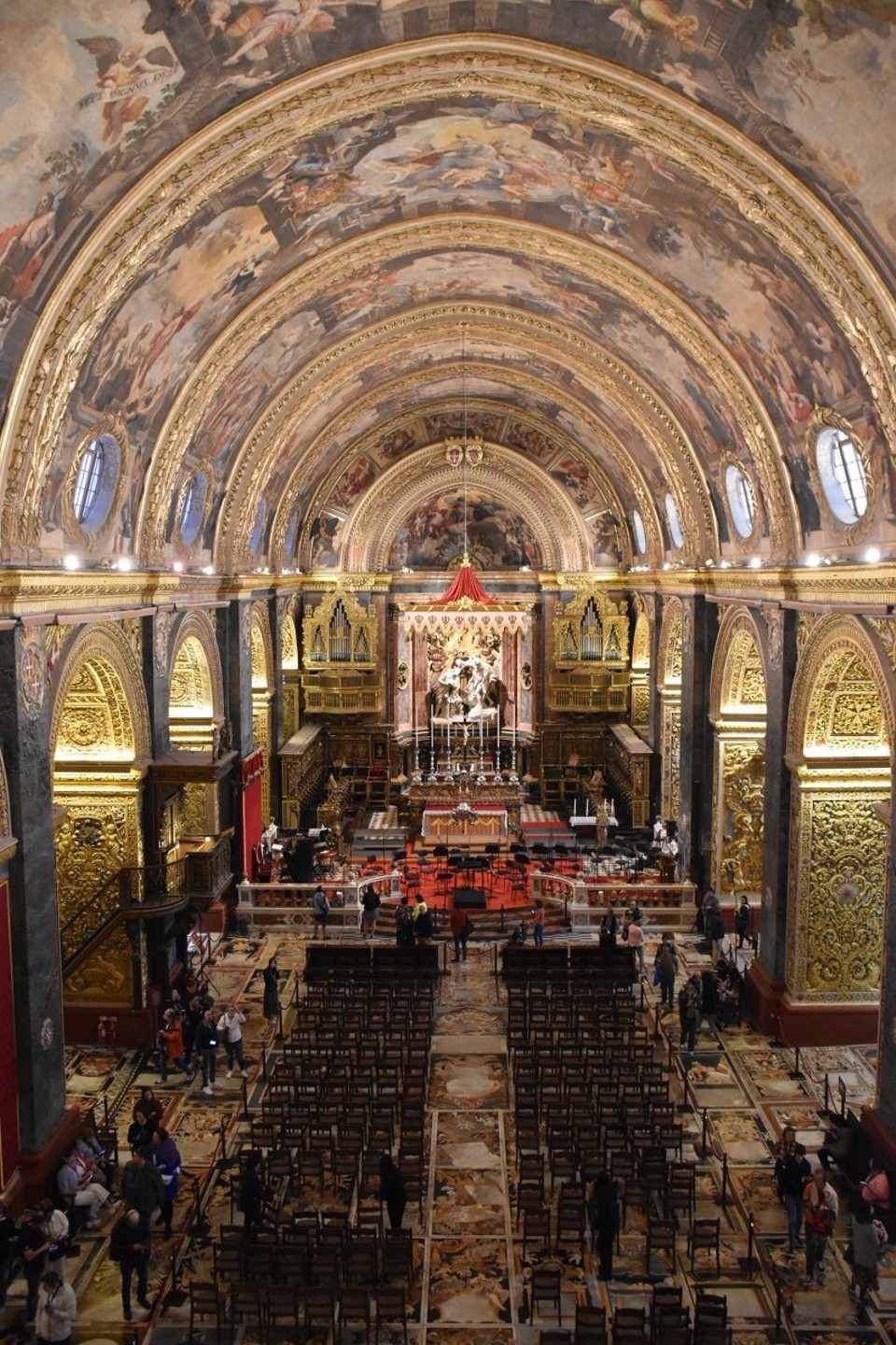 Malta - Luqa - Das Innere aus der Zeit des Hochbarock ist sehr kunstvoll und reich dekoriert. Die Ausstattung erfolgte nach Plänen und unter Leitung des kalabrischen Künstlers und Malteserritters Mattia Preti. Er schuf die kompliziert geschnitzten Steinwände und bemalte die Gewölbe.
