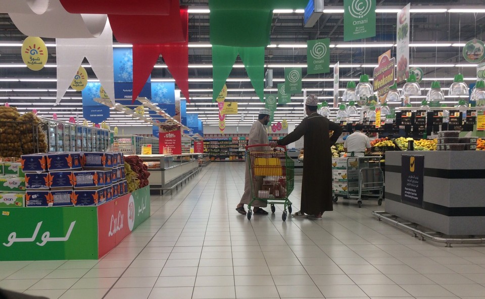 Oman -  - Die Jungs beim Wochenendeinkauf