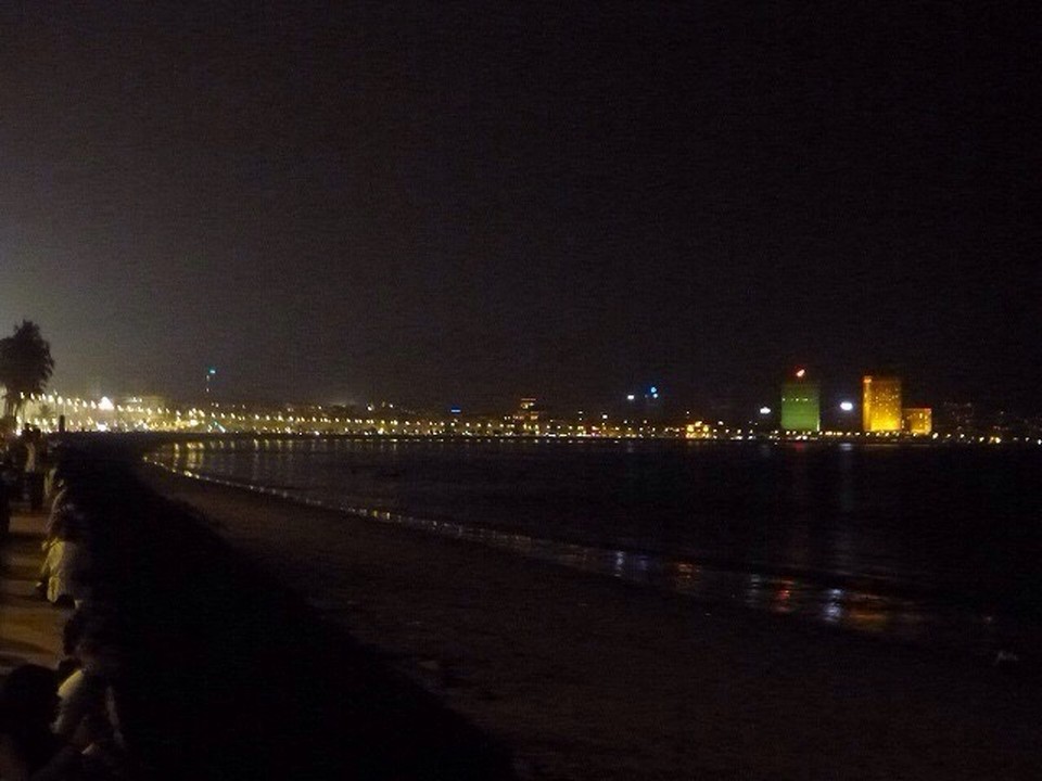  - Indien, Mumbai,  - Marina Drive, auch bekannt als "Halsband der Königin", da das Licht der Laternen bei Nacht an eine Perlenkette erinnert. 