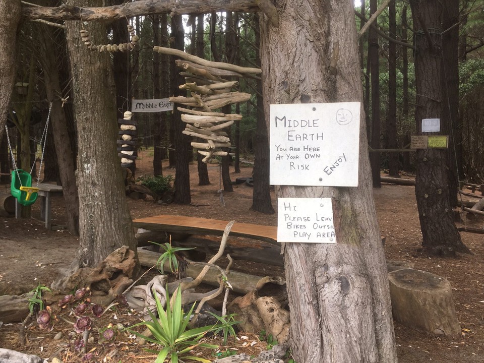 Neuseeland - Waitarere - Wir halten in Waitarere Beach beim Middle Earth und Fary tale Spielplatz.
Es ist ein selbtsgebastelter Spielplatz in einem wunderschönen Wald.