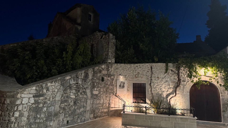 Bosnien und Herzegowina - Grad Trebinje - Anđelkina Tor, ist eine extrem beliebte Fernsehserie (Der verwundete Adler) in den Balkanländern , die zu großen Teilen in Trebinje gedreht wurde. Tausende Besucher kommen jedes Jahr dorthin, um ein Erinnerungsfoto zu machen.
