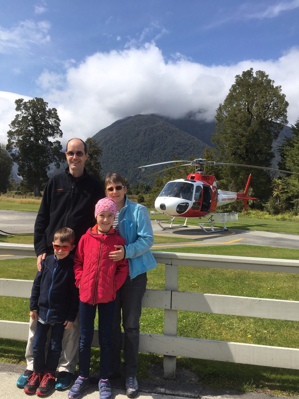 Neuseeland - Fox Glacier - Wir erwischen einen sehr guten Zeitpunkt für einen Helikopterflug zum Fox Glacier.
Die Gruppe nach uns kann wegen Wolken nicht mehr auf dem Gletscher landen.

