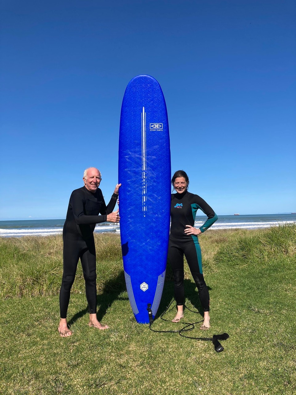 Neuseeland - Gisborne - Unser supercooler Surflehrer Frank! Er hat alles super erklärt und uns dann in die Wellen geschickt. Und jap das war mein Board für die Surfstunde, die für mich den ganzen Tag hätte dauern dürfen 🤩🏄🏻