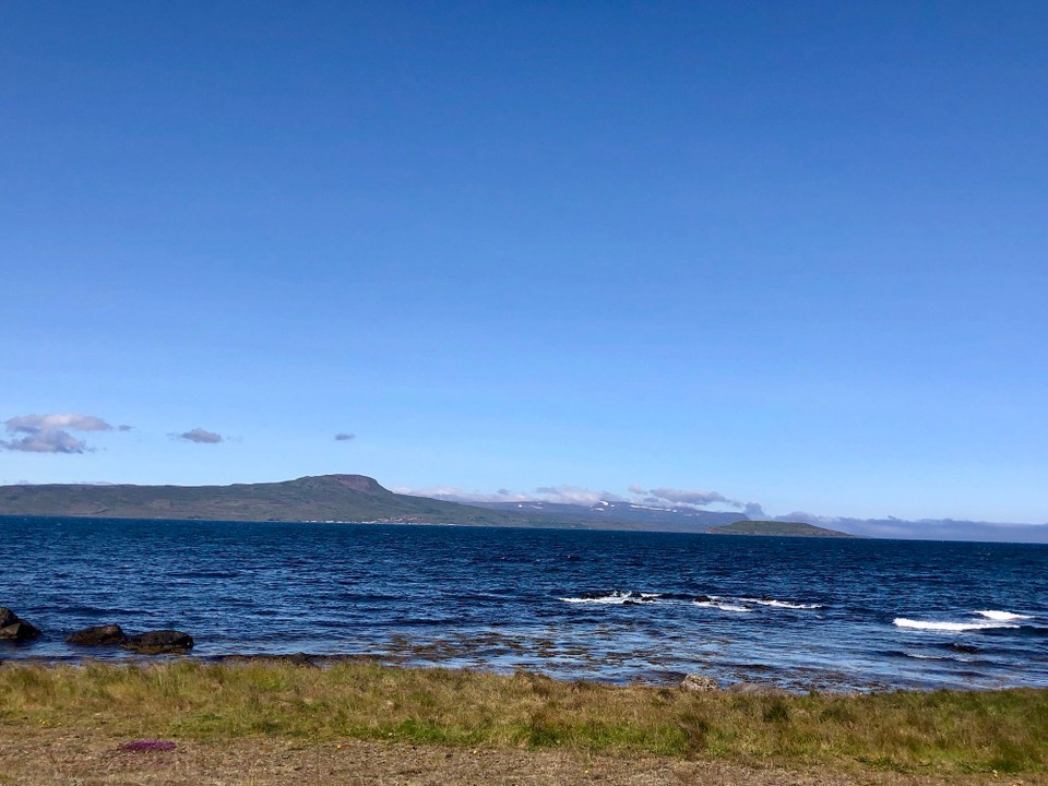 Island - Strandabyggð - 14:00 Uhr. Der grosse Moment ist gekommen. Wir verabschieden uns nun vom Steingrímsfjörður und blicken ein letztes Mal zurück. Von hier können wir noch einmal einen tollen Blick gegenüber auf Drangsnes und die davor liegende Insel Grímsey werfen...
