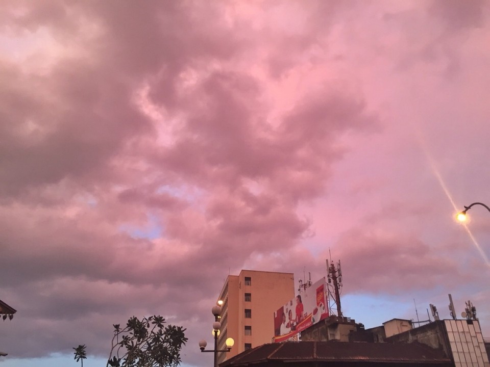 Sri Lanka - Colombo - Die Abendsonne ist unglaublich, ein Mix aus dunkel gelb und rosa (17-18 Uhr) im Dezember 