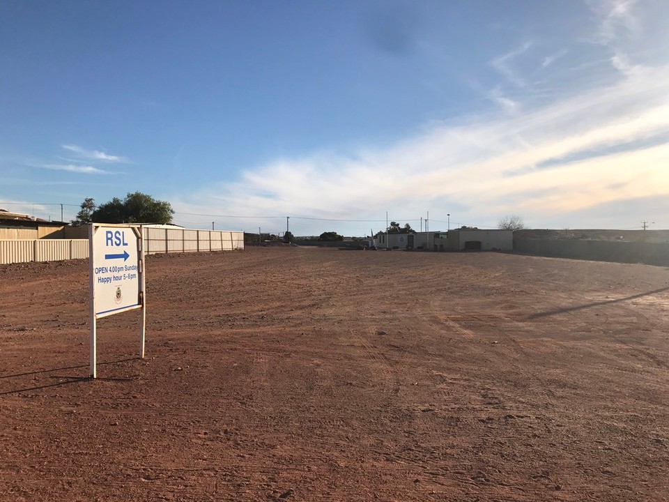 Australia - Coober Pedy - Smallest rsl evs !