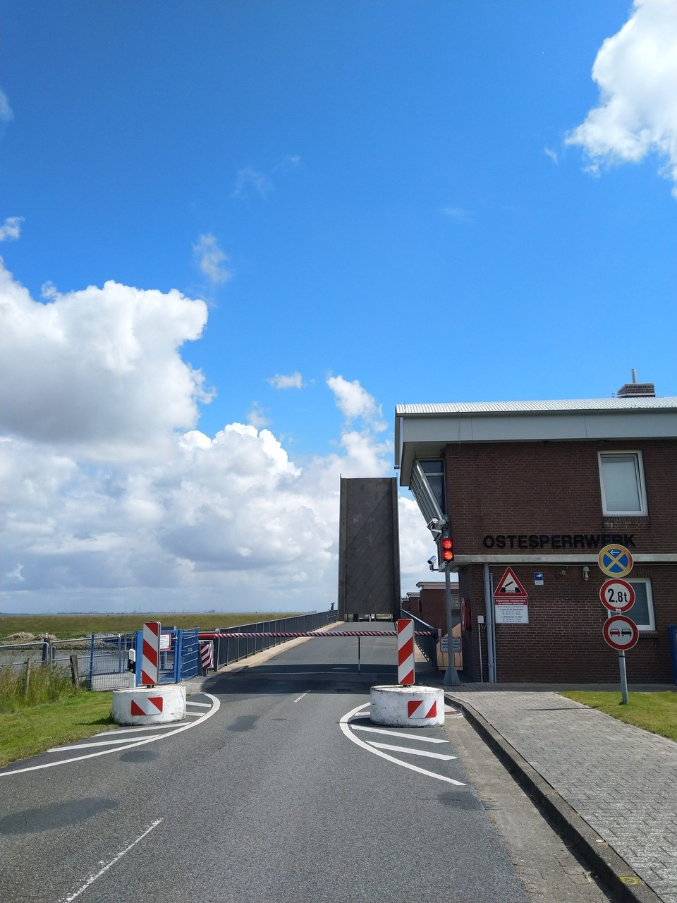 Deutschland - Wischhafen - Hier hätte ich eigentlich rüber wollen. Ich wusste vorher, dass montags geschlossen ist, aber anschauen wollte ich es mir trotzdem. Kleiner Umweg. Mit E-Bike kein Problem.