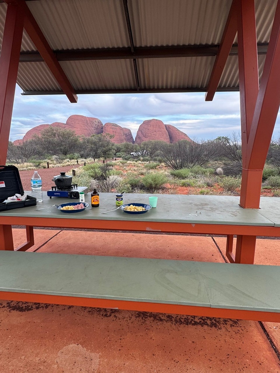Australien - Yulara - Perfekts Plätzli fürda Sunnaundergang mit Blick ufd Kata Tjuta.
