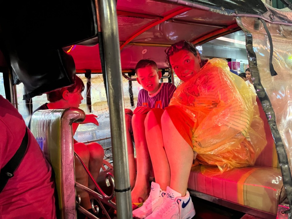 Thailand - Bangkok - Mats konnte nicht mehr in seinen Schuhen laufen, da haben wir einfach getauscht.