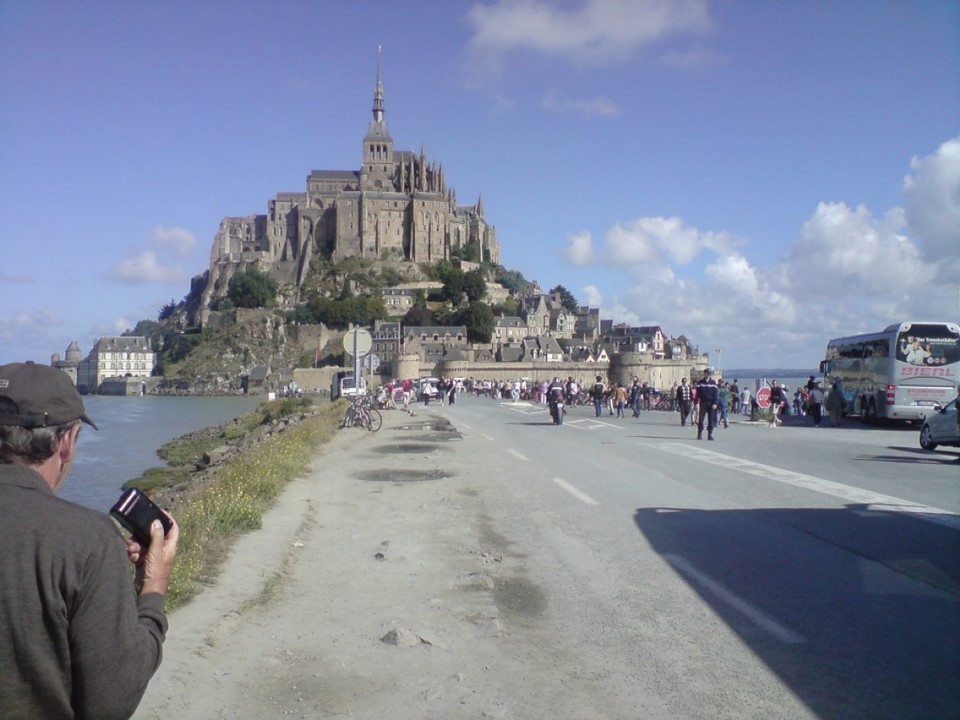 Frankreich - Mont-Saint-Michel - Damm und Zufahrt.