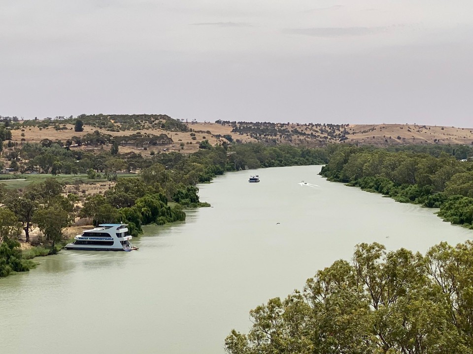 Australien - Walker Flat - ein Hausboot vor Anker